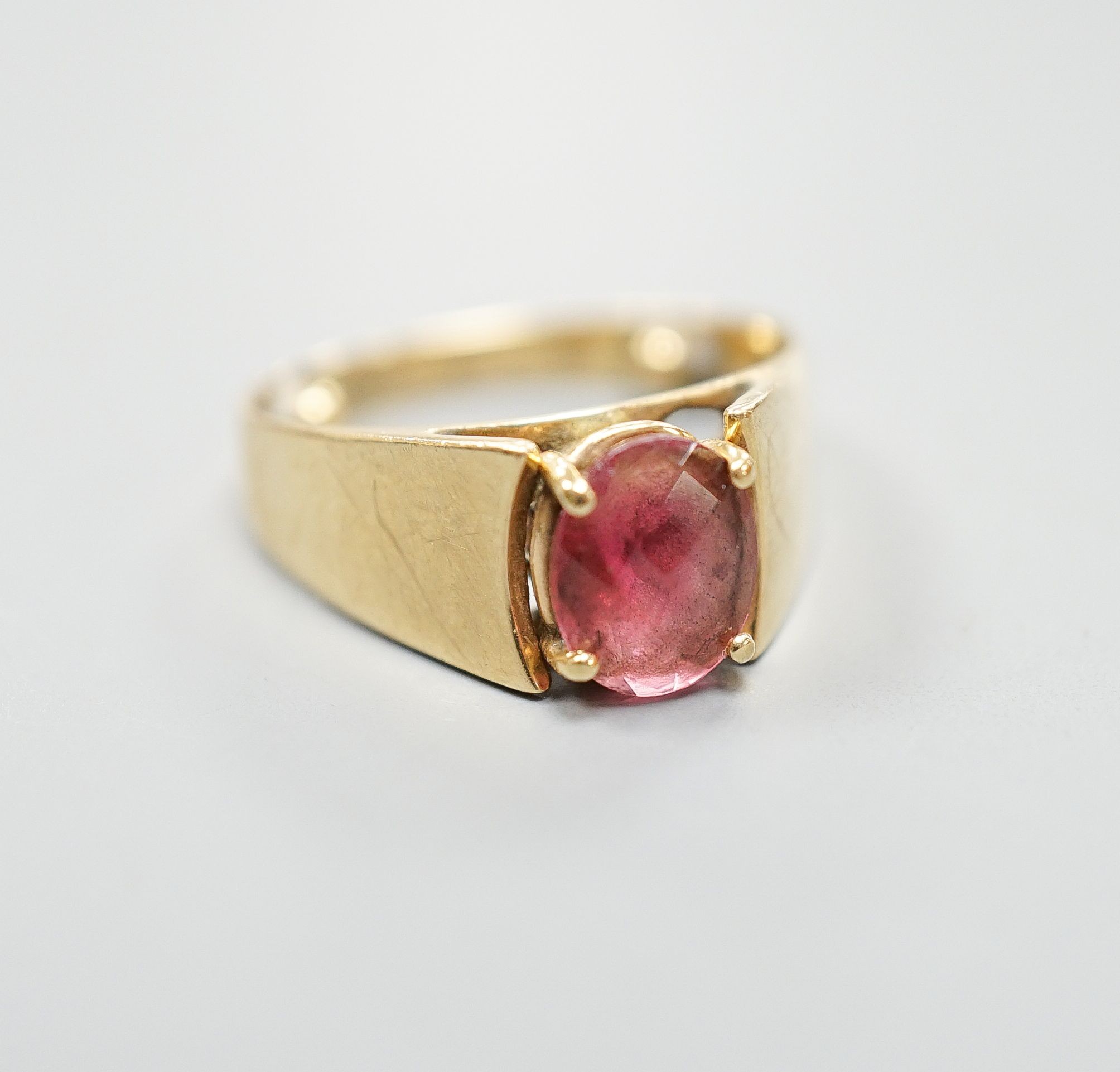 A 14k yellow metal and oval facet cut pink tourmaline? set ring, size P/Q.